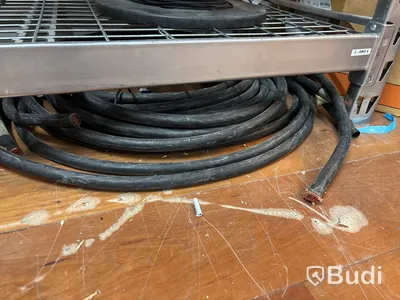 Hylla med blandad elkabel