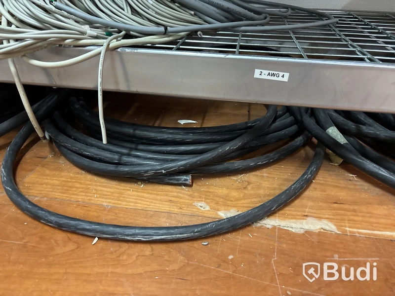 Hylla med blandad elkabel