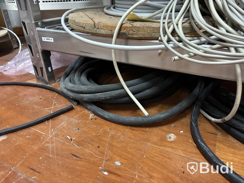 Hylla med blandad elkabel