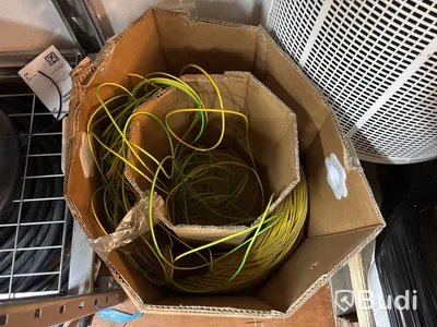 Hylla med blandad elkabel