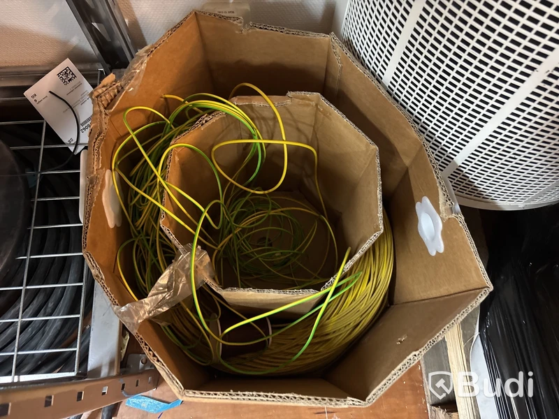 Hylla med blandad elkabel