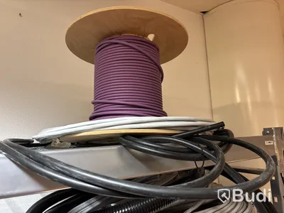 Hylla med blandad elkabel