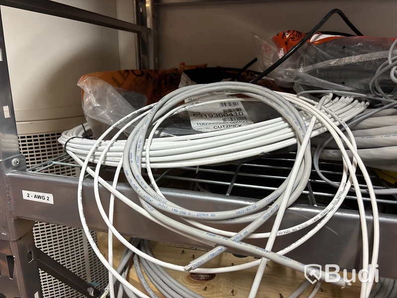 Hylla med blandad elkabel