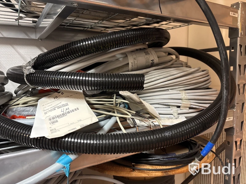 Hylla med blandad elkabel