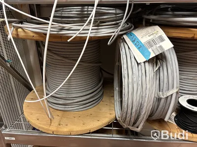 Hylla med blandad elkabel
