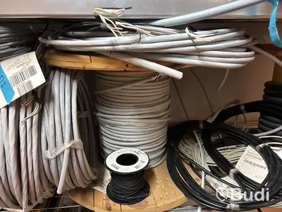 Hylla med blandad elkabel