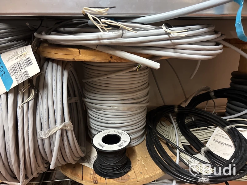 Hylla med blandad elkabel