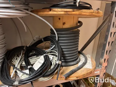 Hylla med blandad elkabel
