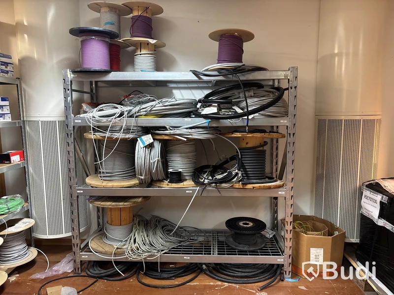 Hylla med blandad elkabel