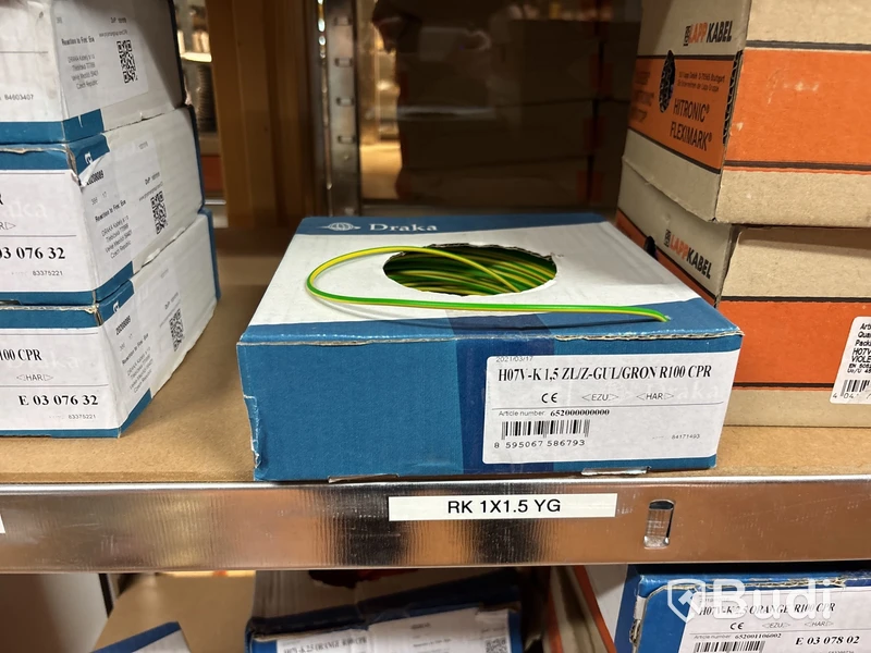 3 st hyllor med elkabel