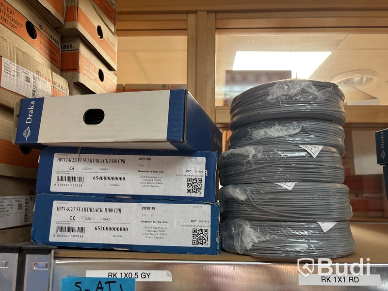 3 st hyllor med elkabel