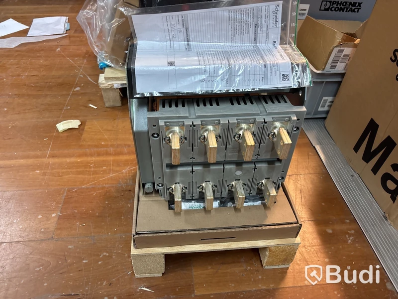1 st Schneider MasterPact