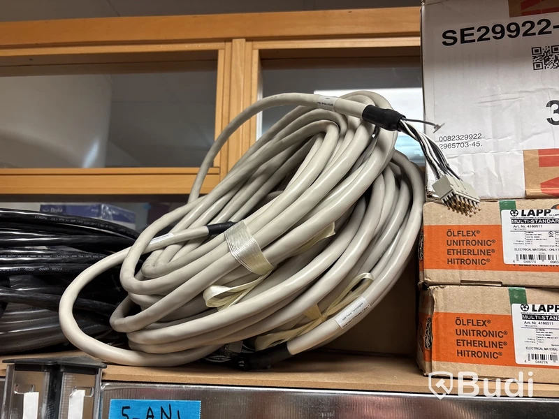 4 st hyllor med elkabel