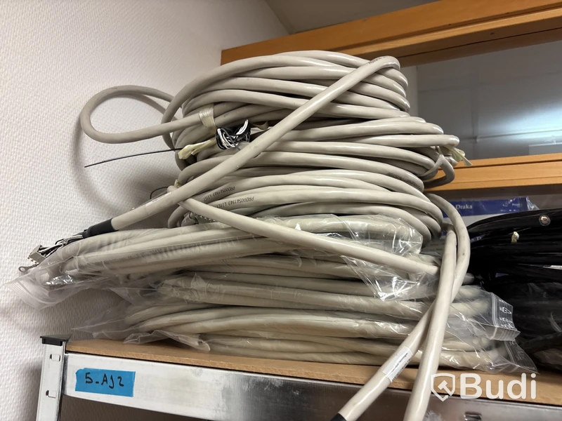 4 st hyllor med elkabel