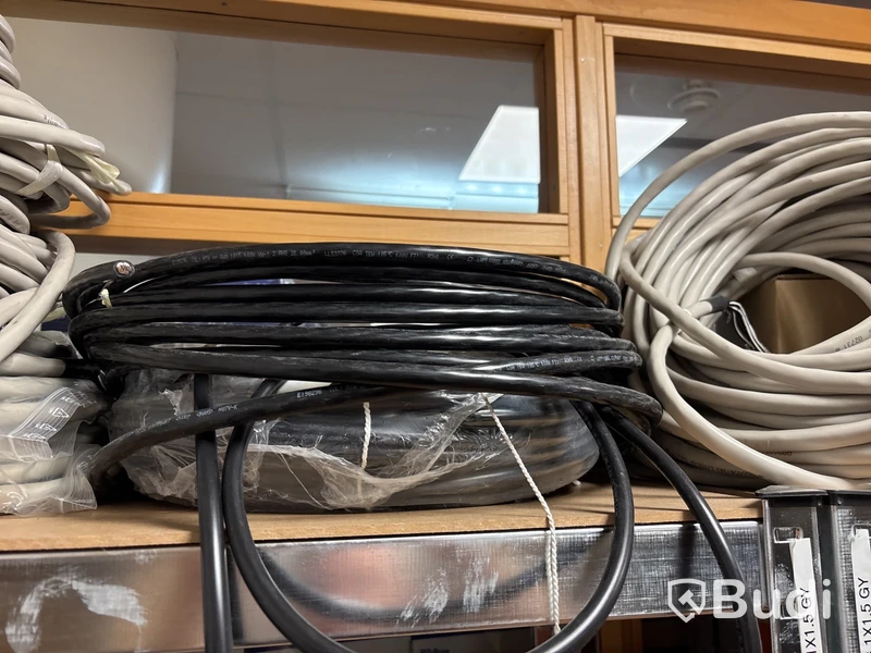 4 st hyllor med elkabel