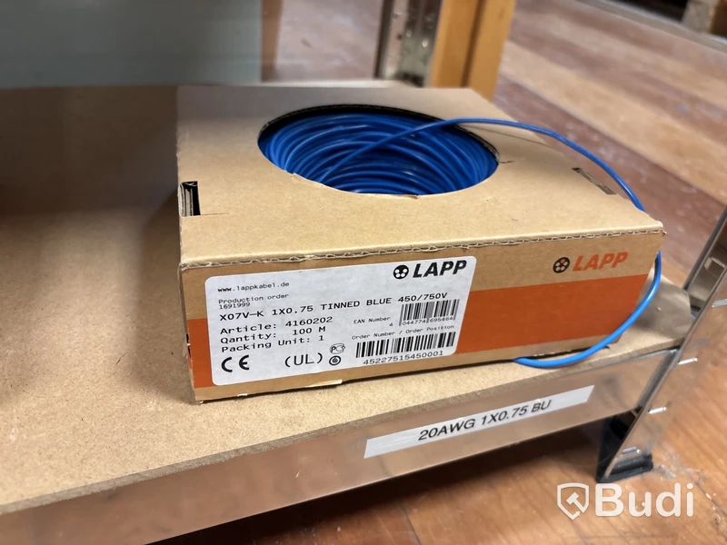4 st hyllor med elkabel