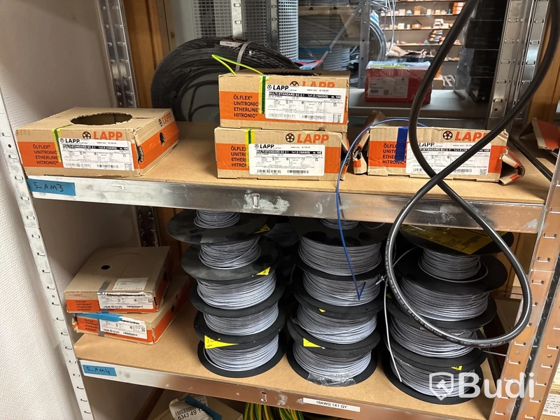 4 st hyllor med elkabel