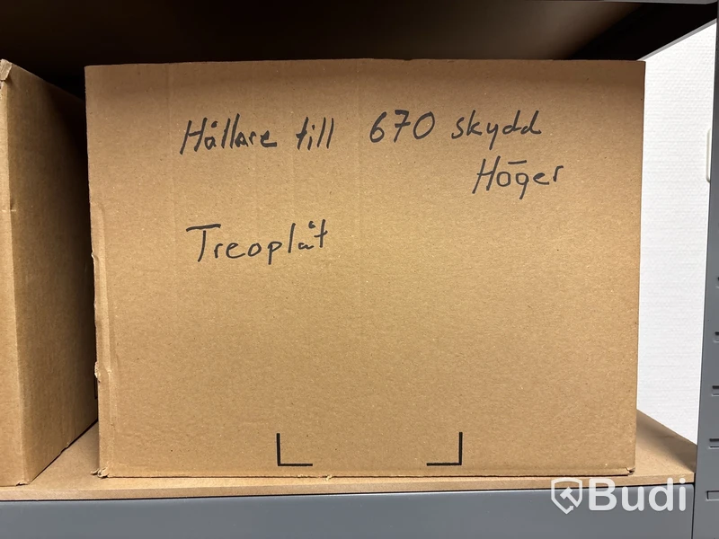 2 st hyllor med blandat elmaterial