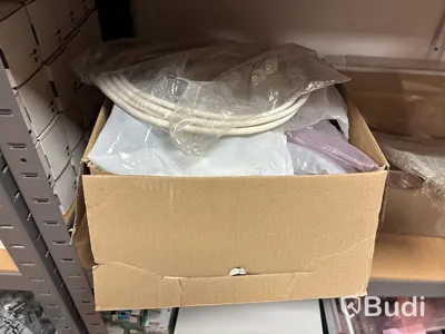2 st hyllor med blandat elmaterial