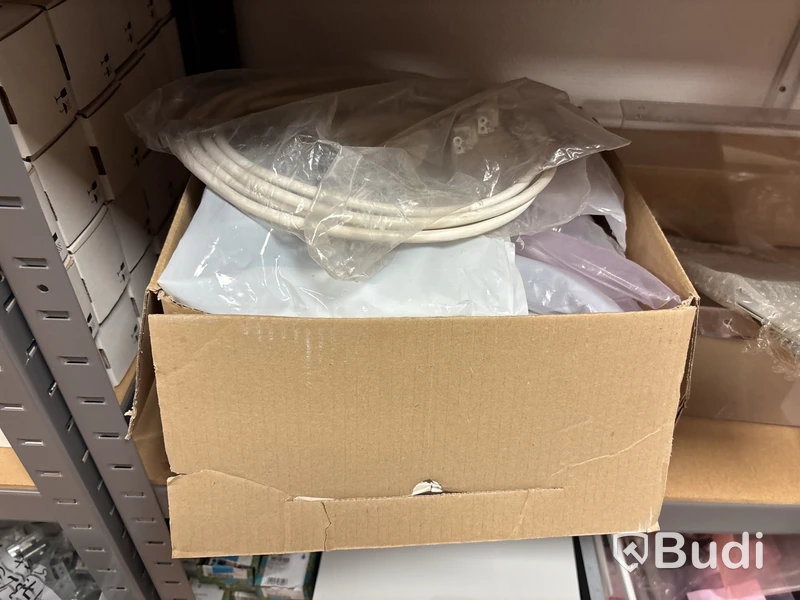 2 st hyllor med blandat elmaterial