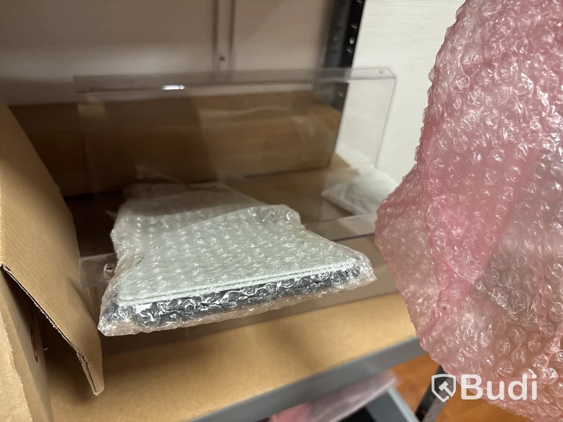 2 st hyllor med blandat elmaterial