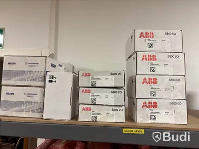 2 st hyllor med blandat elmaterial