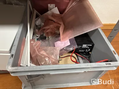 2 st hyllor med blandat elmaterial