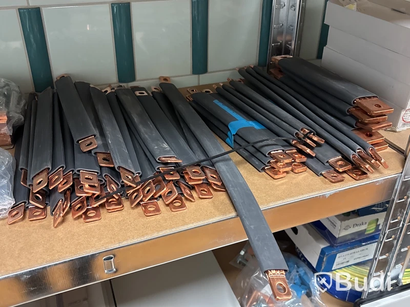 4 st hyllor med elmaterial (koppar, fasskenor, kabel, skåp etc.)
