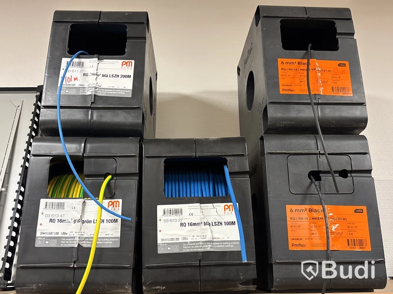 4 st hyllor med elmaterial (koppar, fasskenor, kabel, skåp etc.)