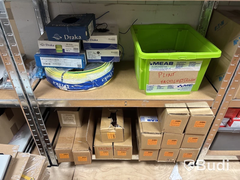 4 st hyllor med elmaterial (koppar, fasskenor, kabel, skåp etc.)