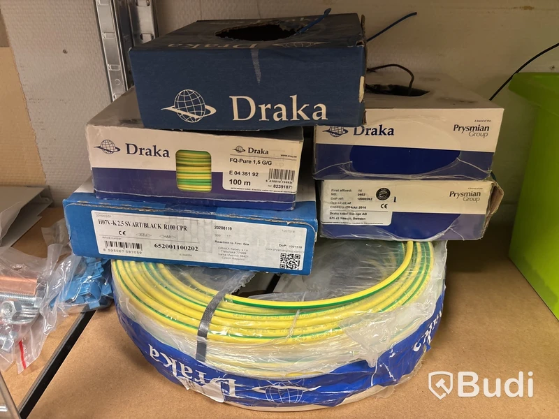 4 st hyllor med elmaterial (koppar, fasskenor, kabel, skåp etc.)