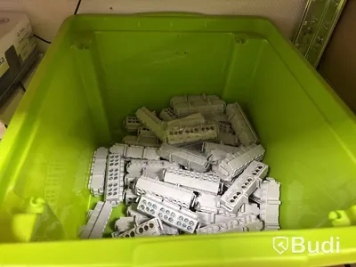 4 st hyllor med elmaterial (koppar, fasskenor, kabel, skåp etc.)