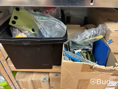 4 st hyllor med elmaterial (koppar, fasskenor, kabel, skåp etc.)