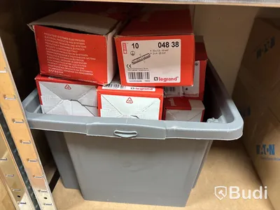 4 st hyllor med elmaterial (koppar, fasskenor, kabel, skåp etc.)