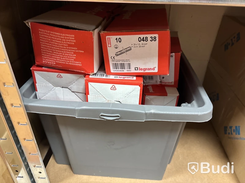 4 st hyllor med elmaterial (koppar, fasskenor, kabel, skåp etc.)