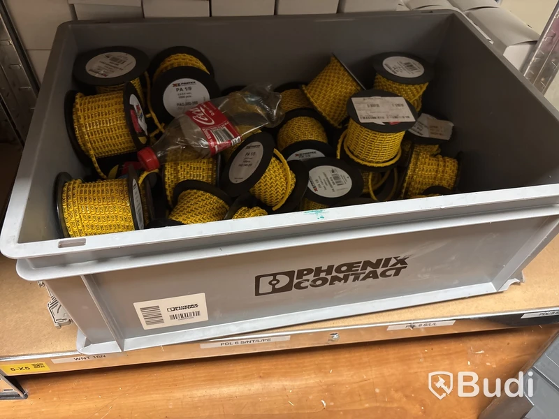 4 st hyllor med elmaterial (mestadels från Weidmuller)