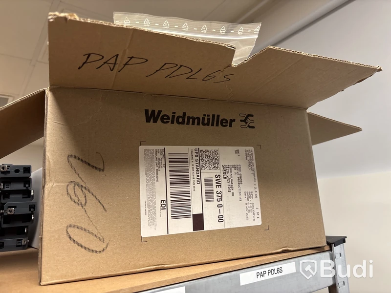 4 st hyllor med elmaterial (mestadels från Weidmuller)