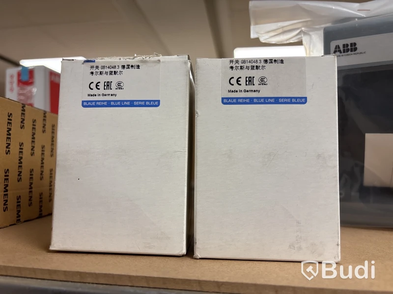 4 st hyllor med elmaterial (mestadels från Weidmuller)
