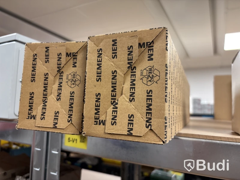 4 st hyllor med elmaterial (mestadels från Weidmuller)
