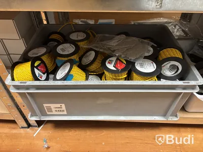 4 st hyllor med elmaterial (mestadels från Weidmuller)