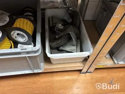 4 st hyllor med elmaterial (mestadels från Weidmuller)