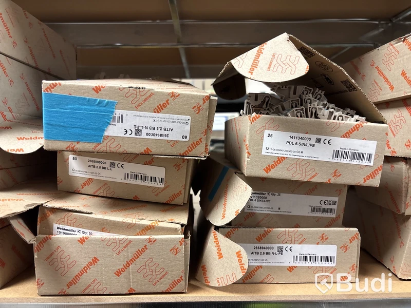 4 st hyllor med elmaterial (mestadels från Weidmuller)