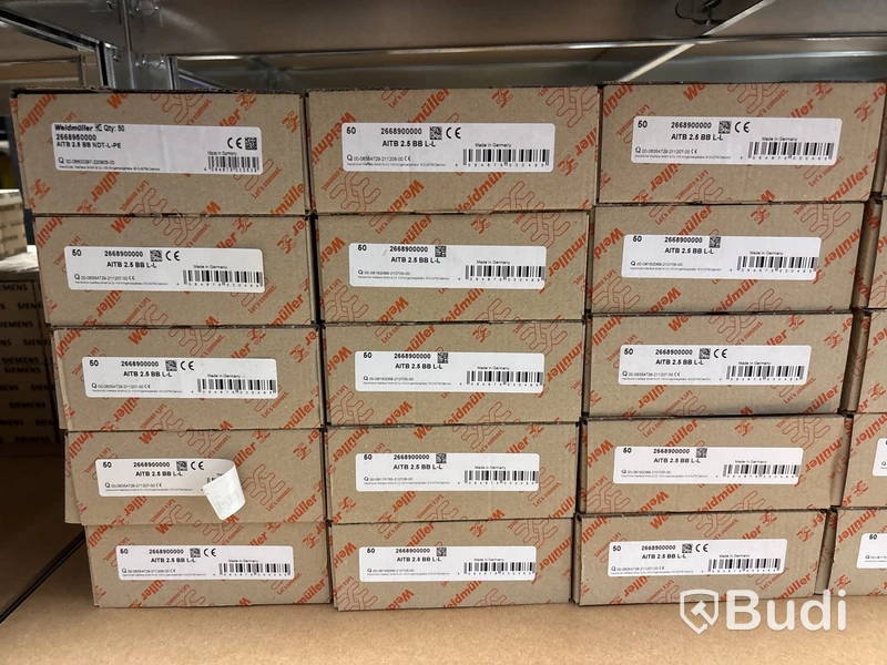 4 st hyllor med elmaterial (mestadels från Weidmuller)