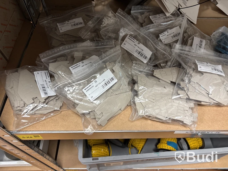 4 st hyllor med elmaterial (mestadels från Weidmuller)