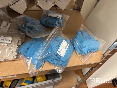 4 st hyllor med elmaterial (mestadels från Weidmuller)