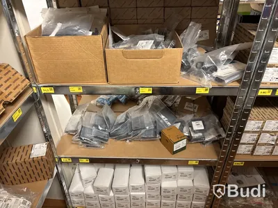4 st hyllor med elmaterial (fasskenor, dvärgbrytare, kabelklämmor, brytare etc.)