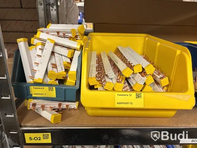 4 st hyllor med elmaterial (fasskenor, dvärgbrytare, kabelklämmor, brytare etc.)
