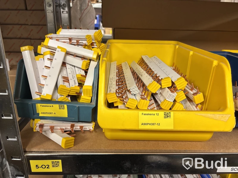 4 st hyllor med elmaterial (fasskenor, dvärgbrytare, kabelklämmor, brytare etc.)