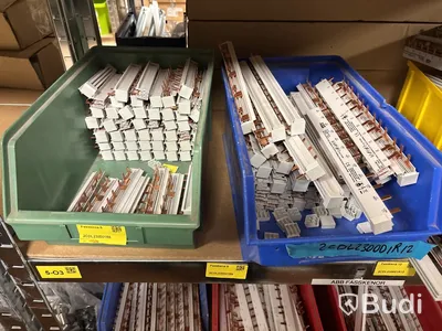 4 st hyllor med elmaterial (fasskenor, dvärgbrytare, kabelklämmor, brytare etc.)