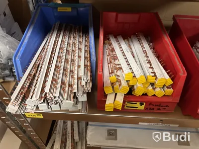 4 st hyllor med elmaterial (fasskenor, dvärgbrytare, kabelklämmor, brytare etc.)